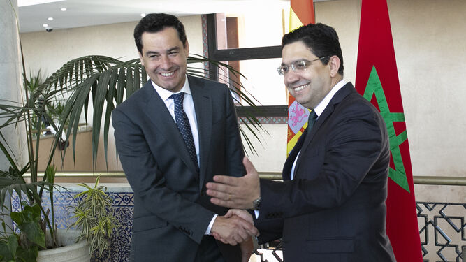 Juanma Moreno se entrevista con el ministro marroquí de Asuntos Exteriores, Nasser Bourita.