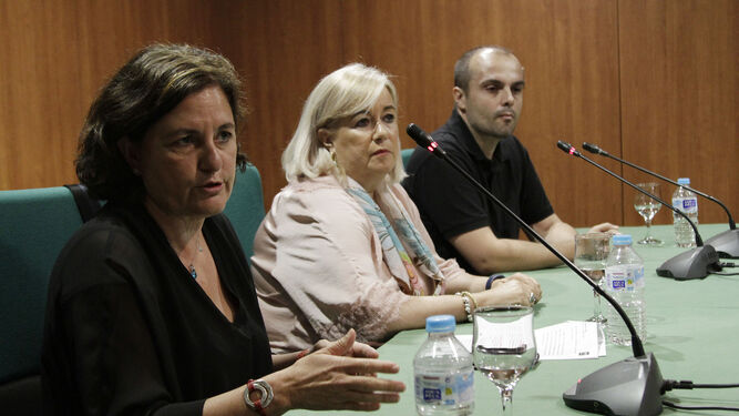 Manuela Caro –centro– con los anestesistas Estrella Rodríguez y Manuel Rico.