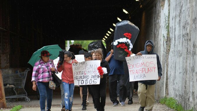 Activistas y familiares de inmigrantes indocumentados y beneficiarios del programa de Acción Diferida Para los Llegados en la Infancia (DACA) que padecen de insuficiencia renal marchan por Chicago el pasado 12 de junio.