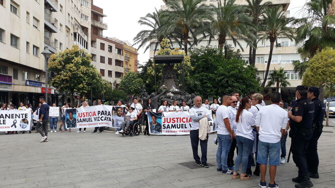 Manifestación de familiares y amigos de Samuel Vizcaya en la Plaza del Punto.