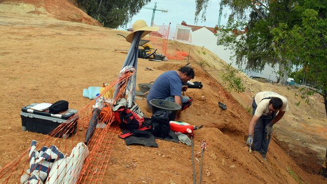 Operarios de la empresa Ánfora en las primeras excavaciones llevadas a cabo en el cabezo.