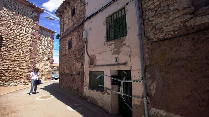 Vista del portal precintado de la casa en Pozondón (Teruel) donde la Guardia Civil ha hallado a una mujer muerta.
