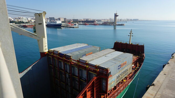 Salida de contenedores desde el puerto de Almería