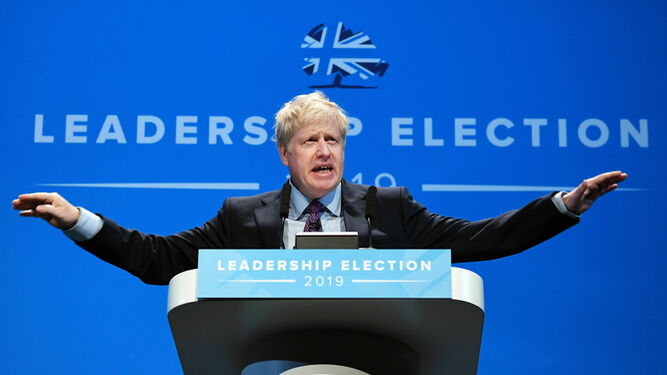 Boris Johnson, durante su primer cara a cara con Jeremy Hunt en la campaña por el liderazgo 'tory'.