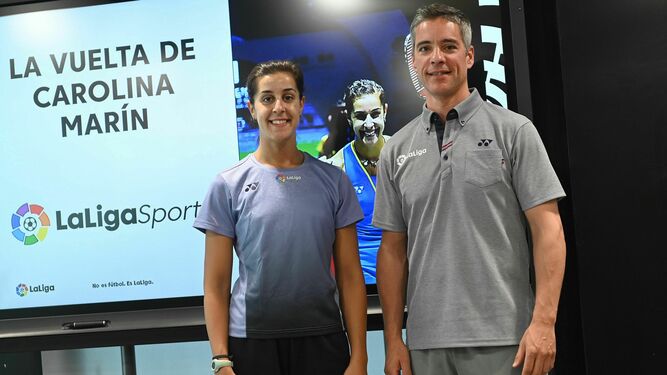Carolina Marín y su entrenador Fernando Rivas, en la sede de LaLiga.