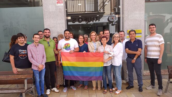Foto de familia antes de colgar la bandera del colectivo LGTBI en el edificio de la Subdelegación.
