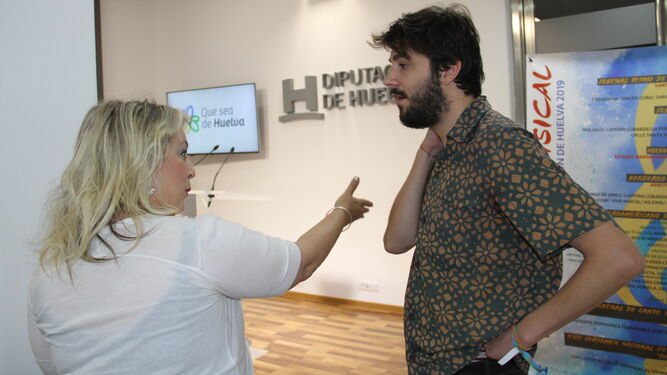 La diputada de Cultura, Lourdes Garrido, conversa con el músico portugués Salvador Sobral en la sala de prensa de la Diputación de Huelva.