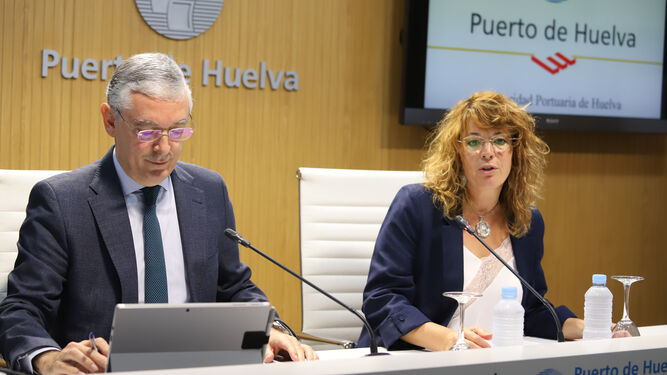 Ignacio Álvarez-Ossorio y Pilar Miranda durante su análisis de la actividad del Puerto de Huelva, esta mañana