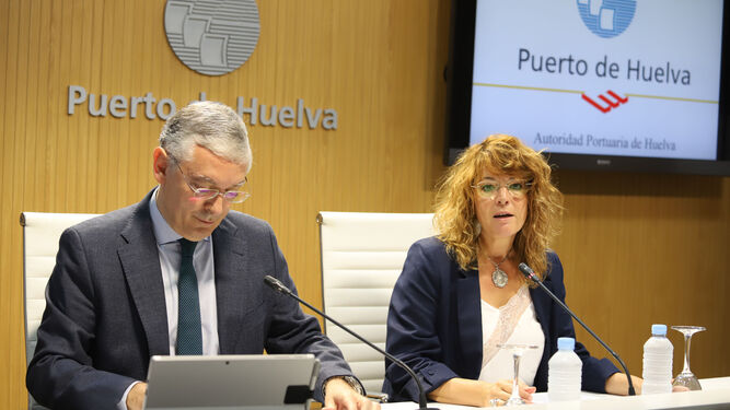 Ignacio Álvarez-Ossorio y Pilar Miranda durante el análisis de la actividad del Puerto de Huelva, ayer.