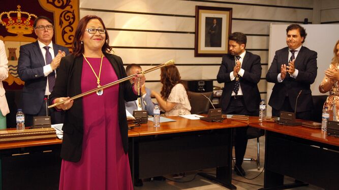 La alcaldesa de Punta Umbría, Aurora Águedo, luce su bastón de mando tras su investidura como alcaldesa puntaumbrieña.