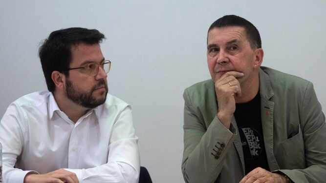 Una delegación de EH Bildu encabezada por Arnaldo Otegi, se ha reunido este viernes en Barcelona con la de la dirección de ERC liderada por Pere Aragonés (dcha.).