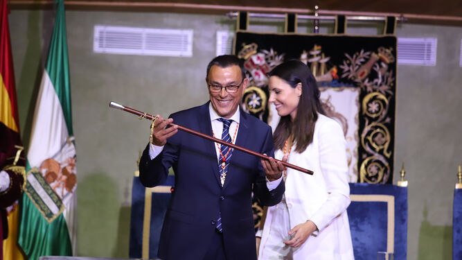 El presidente de la Diputación de Huelva, Ignacio Caraballo, con el bastón de mando.