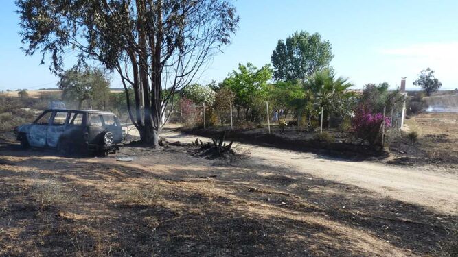 Un coche quemado días después del incendio de Fuente de la Corcha.
