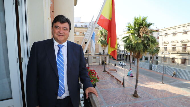 Imagen del alcalde desde el balcón del despacho de Alcaldía, con la plaza de la Constitución al fondo.