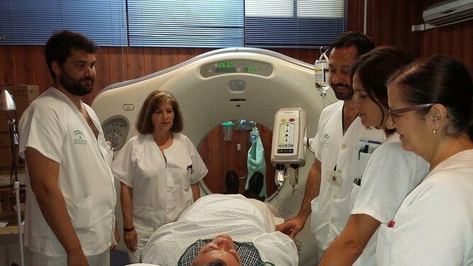 Un equipo sanitario del Hospital Juan Ramón Jiménez de Huelva se disponen a hacer el diagnóstico a un paciente.