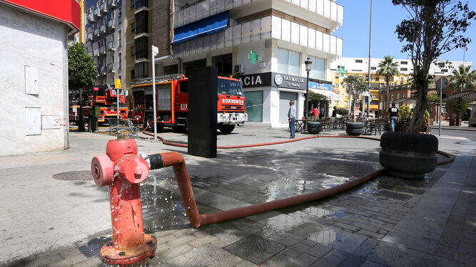 Los bomberos intervienen en un incendio en la calle Marina