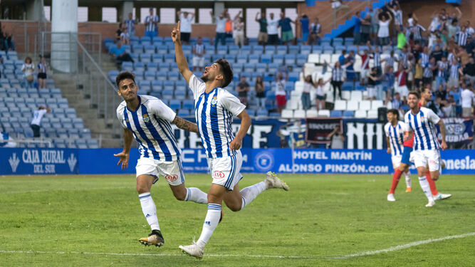 Víctor Barroso celebra mirando al cielo uno de los goles que marcó la pasada temporada.
