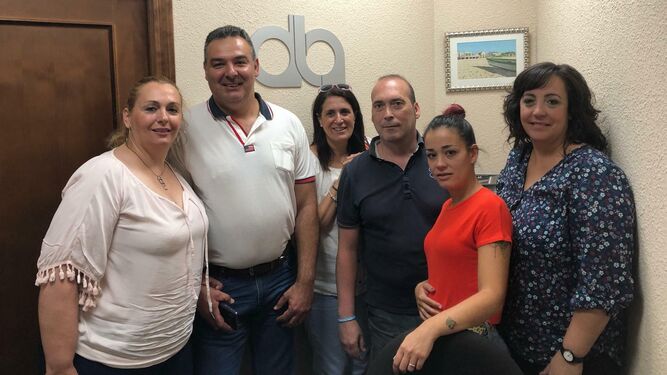Un grupo de afectados de Huelva, en el despacho de David Hernández y Juan Francisco Moreno.