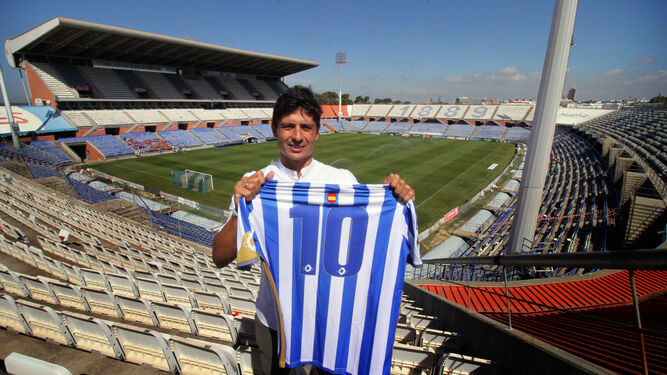 Jesús Vázquez posa en el Nuevo Colombino con una camiseta con el número 10, su dorsal durante muchos años en el Recre.