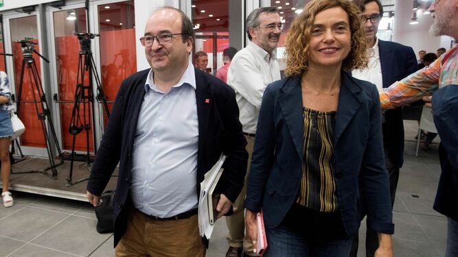 La presidenta del Congreso, Meritxell Batet, y Miquel Iceta, ayer en el Consejo Nacional del PSOE celebrado en Barcelona.