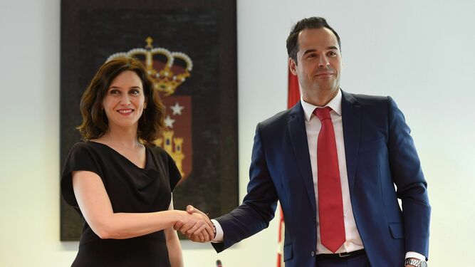 Isabel Díaz Ayuso (PP) e Ignacio Aguado (Cs) estrechan las manos tras alcanzar un pacto para Madrid.