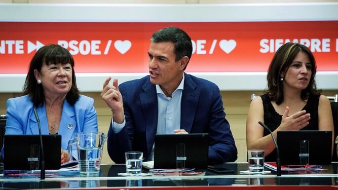 Pedro Sánchez, flanqueado por la presidenta del PSOE, Cristina Narbona (izquierda), y la portavoz, Adriana Lastra.