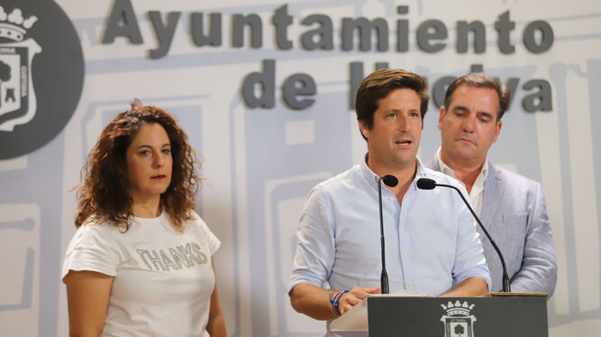Guillermo García Longoria, entre Noelia Álvarez y Néstor Santos, durante una rueda de prensa ofrecida esta mañana.