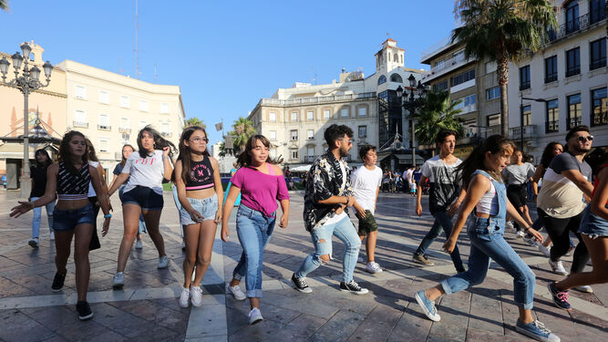 Miembros de la Asociaci&oacute;n juvenil Carabela y Francisco Navarro Lara, promotor del concierto 'Hollywood Sinf&oacute;nico', realizan un 'flashmob' urbano.