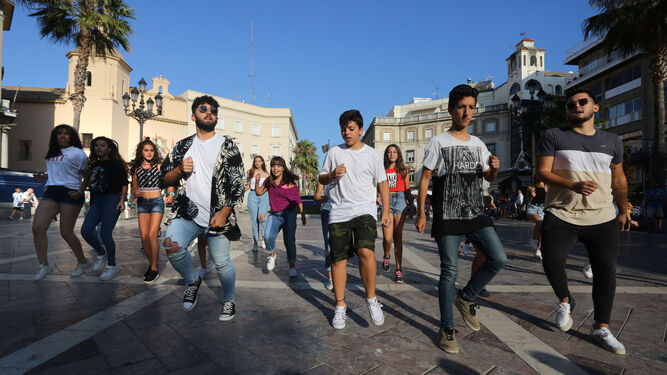 Miembros de la Asociaci&oacute;n juvenil Carabela y Francisco Navarro Lara, promotor del concierto 'Hollywood Sinf&oacute;nico', realizan un 'flashmob' urbano.