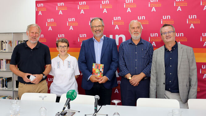 Carlos Weiland, María de la O Barroso, Manuel Acosta, Manuel Infante y Enrique Torres en la presentación del curso de vinos de la UNIA.