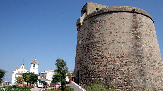 La Torre de Almenara de Punta Umbría, que vigila y guarnece la entrada occidental al estuario de los ríos Tinto y Odiel.