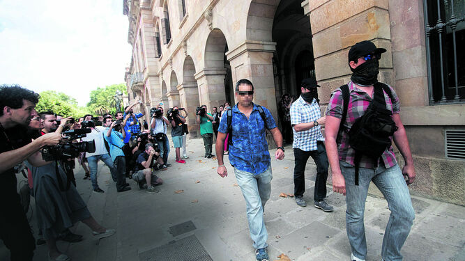 Varios agentes de la Guardia Civil salen del 'Parlament' tras un registro hace dos años.