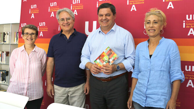 María de la O Barroso, Andrés Nadal, Agustín Galán y Valeria Lorenzo en la presentación del curso de escritura.