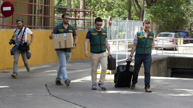 Varios agentes de la UCO durante una operación en Sevilla