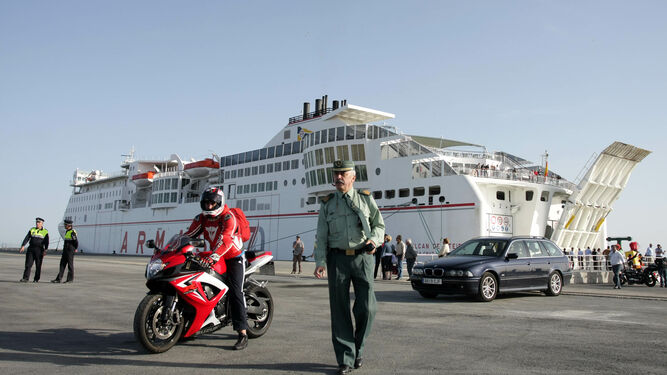 Un agente de la Guardia Civil con el ferry Volcán del Teide al fondo.
