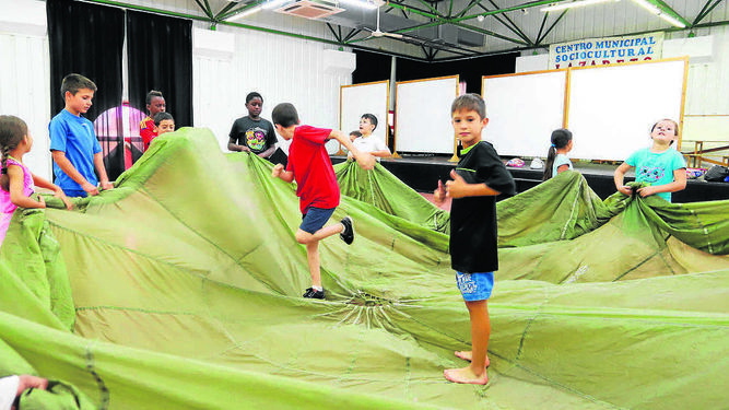 Un grupo de niños se divierte en uno de los talleres que ayer se desarrolló en la escuela de verano que tiene lugar desde inicio de este mes en el Centro del Lazareto.