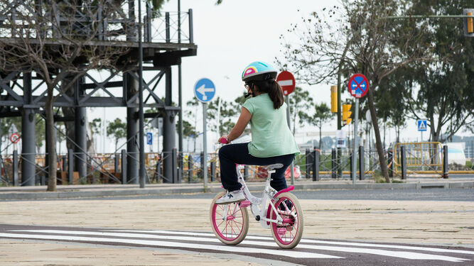 Una niña pasea en bicicleta por el carril bici de Pescadería.
