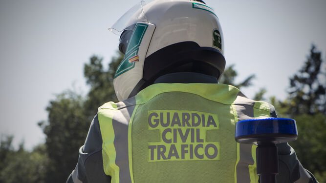Agente de la Guardia Civil de Tráfico en Huelva.