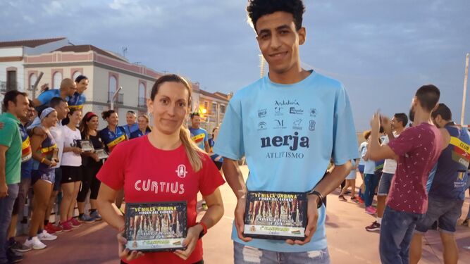 María del Rocío Rosillo y Mahmud Abnu muestran sus trofeos conseguidos en Trigueros.