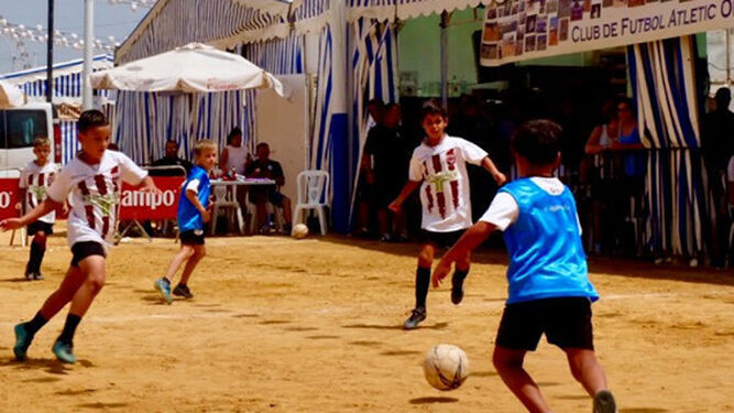 Varios chicos juegan al fútbol en el Recinto Colombino.