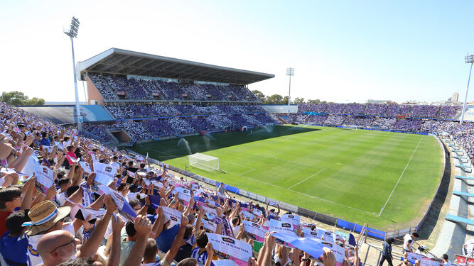 Espectacular imagen del Estadio Nuevo Colombino abarrotado, durante el partido de la eliminatoria de ascenso frente al Fuenlabrada.