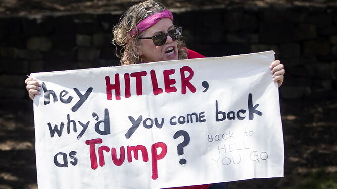 Una mujer compara a Hitler con Trump en una pancarta en Sterling (Virginia).