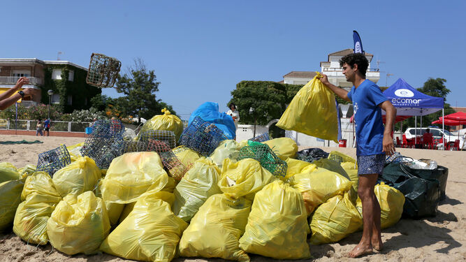 Parte de la basura recogida ayer por los participantes en la jornada de limpieza en Punta Umbría.