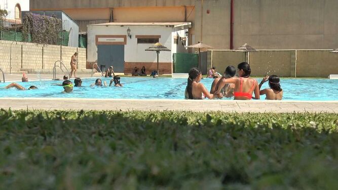 Los más pequeños de Nerva disfrutan del verano en la piscina municipal.