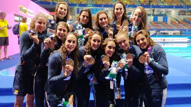 El equipo español de Highlight celebra la medalla de bronce conquistada en los mundiales de natación.