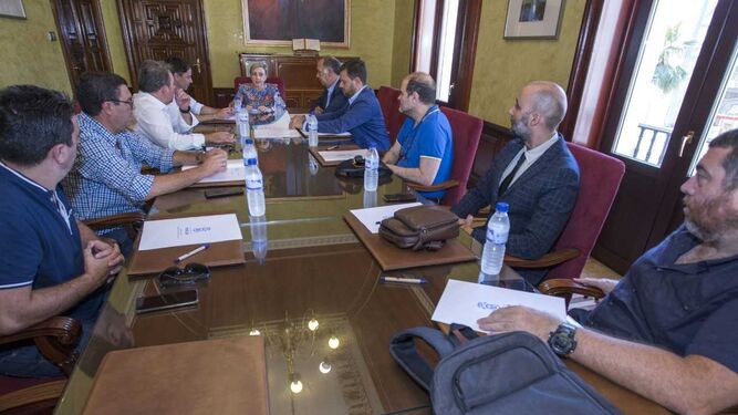 Reunión entre el Ayuntamiento y los representantes comerciales de Huelva.