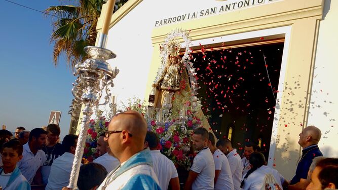 La Virgen del Carmen procesiona a hombros de sus cargadores por las principales calles del pueblo.