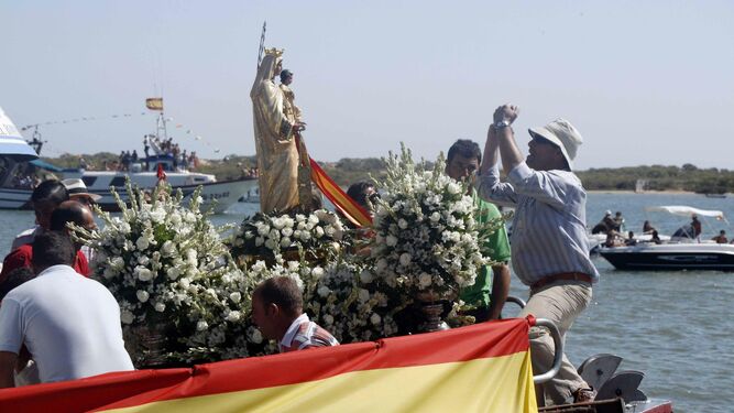 La Virgen del Carmen procesiona con motivo de sus fiestas.