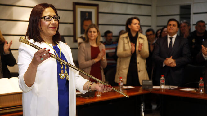La alcaldesa de Punta Umbría, Aurora Águedo, con el bastón de mando municipal.