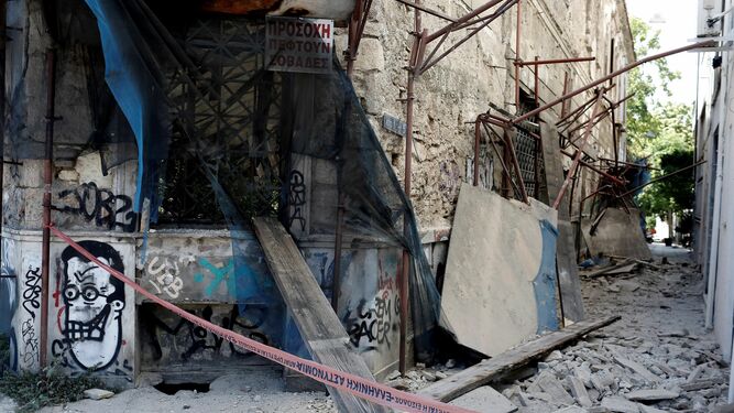 Una calle de Atenas tras el terremoto de magnitud 5,3.